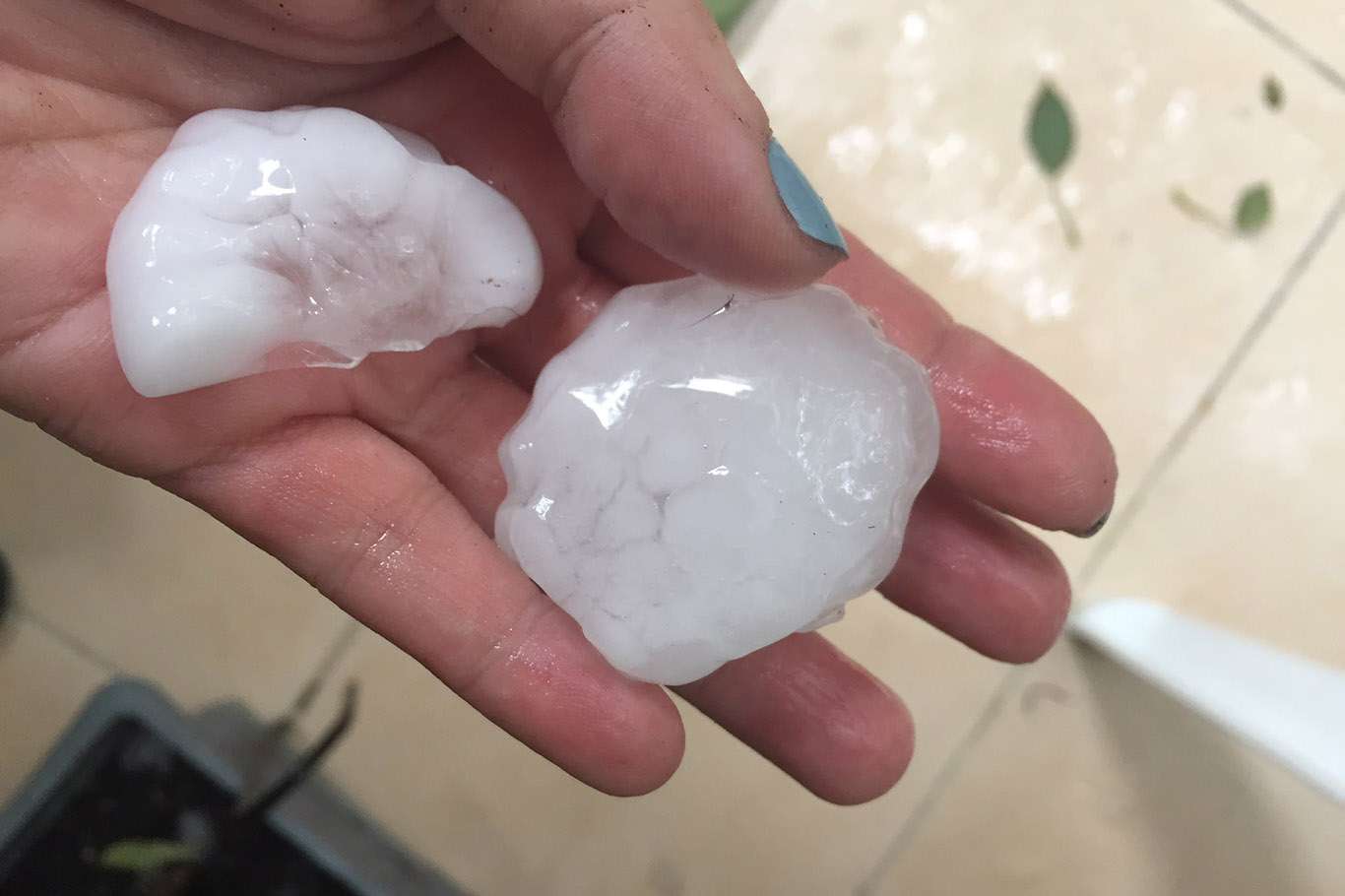 İstanbul'da dolu yağışı etkili oldu İstanbul'da dolu yağışı etkili oldu